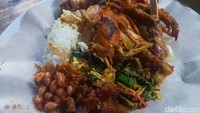 Seporsi nasi campur ayam racikan Mek Juwel ini ditawarkan dengan harga mulai dari Rp 15.000 saja. Foto: detikFood/Yenny Mustika Sari