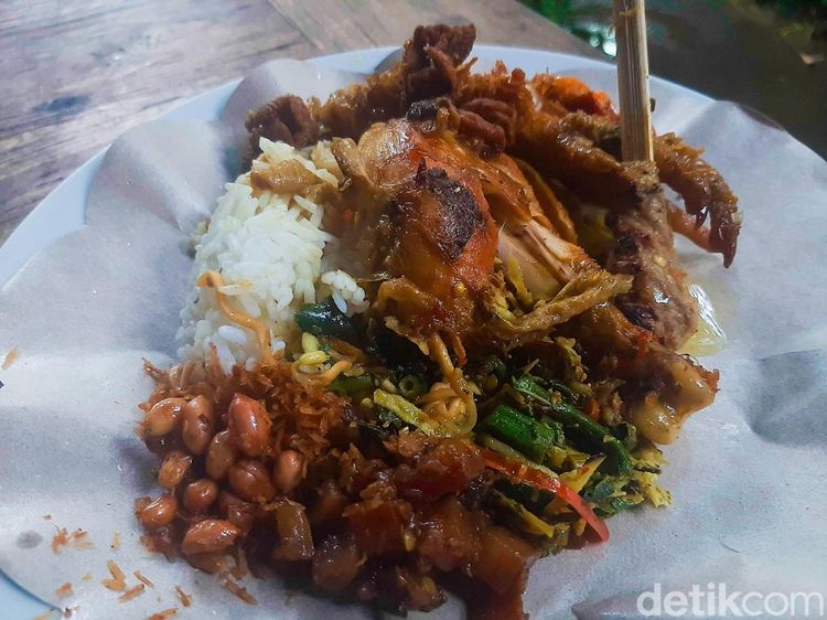 Rekomendasi Makan Siang di Bali, Nikmati Sedapnya Nasi Ayam Racikan Mek Juwel