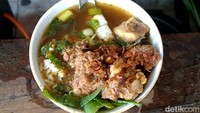 Nasi Grombyang merupakan makanan khas Pemalang, Jawa Tengah. Nasi ini disajkan dengan kuah yang kaya akan rempah dan disajikan dengan lauk daging yang empuk. Foto: detikFood/Robby Bernardi