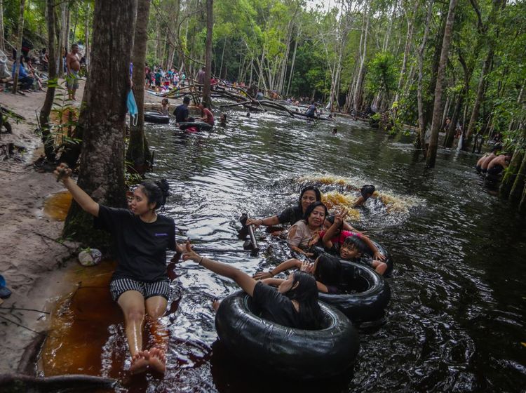 Asiknya Berenang di Pemandian Air Gambut Danum Bahandang Tangkiling