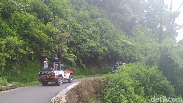Selanjutnya, traveler akan dibawa menuju ke Gunung Telomoyo, Telomoyo Natur Park, dan Wisata Hutan Pinus Keditan. Jangan lupa bawa jaket, karena dingin! (Eko Susanto/detikTravel) Selanjutnya, traveler akan dibawa menuju ke Gunung Telomoyo, Telomoyo Natur Park, dan Wisata Hutan Pinus Keditan. Jangan lupa bawa jaket, karena dingin! (Eko Susanto/detikTravel)