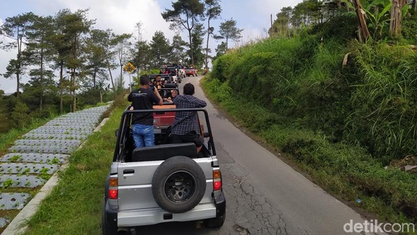 One Day Tour alias wisata selama seharian ternyata bisa banget dilakukan di Magelang. One day tour di Magelang makin seru dengan naik mobil jeep offroad. (Eko Susanto/detikTravel)