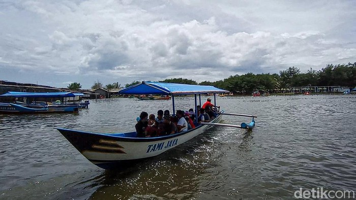 Pantai Glagah banjir wisatawan