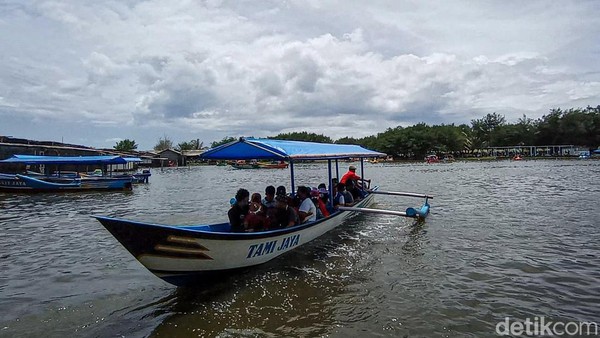 Liburan Tahun Baru 2022 akhir pekan lalu benar-benar membawa berkah bagi pengelola kapal wisata di Pantai Glagah, Kulon Progo. Baru kali ini, ada lonjakan jumlah wisatawan yang menggunakan jasa perahu wisata mencapai 7 kali lipat. (Jalu Rahman Dewantara/detikTravel) Liburan Tahun Baru 2022 akhir pekan lalu benar-benar membawa berkah bagi pengelola kapal wisata di Pantai Glagah, Kulon Progo. Baru kali ini, ada lonjakan jumlah wisatawan yang menggunakan jasa perahu wisata mencapai 7 kali lipat. (Jalu Rahman Dewantara/detikTravel)