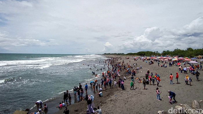 Pantai Glagah banjir wisatawan