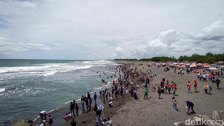 Pantai Glagah banjir wisatawan Pantai Glagah banjir wisatawan