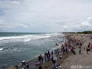 Tembus 400 Persen! Pantai Glagah Kulon Progo Bajir Wisatawan