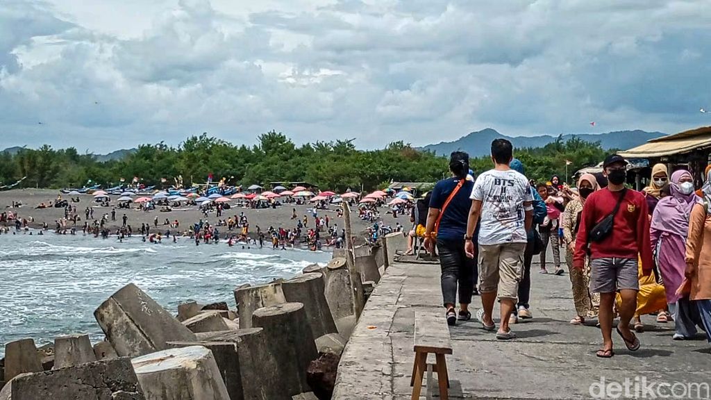 Pantai Glagah banjir wisatawan