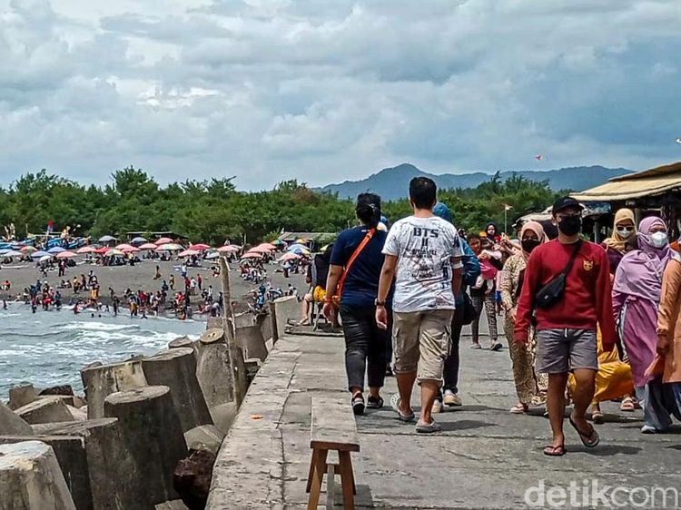Foto: Pantai Glagah Ramai Ribuan Wisatawan