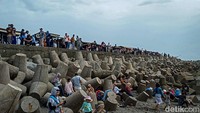 Pengunjung diwajibkan memakai masker, mencuci tangan, dan menuliskan data diri untuk upaya tracking COVID-19 di pintu masuk pantai. (Jalu Rahman Dewantara /detikcom)