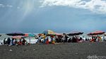 Foto: Pantai Glagah Ramai Ribuan Wisatawan