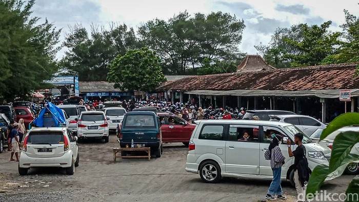 Pantai Glagah banjir wisatawan