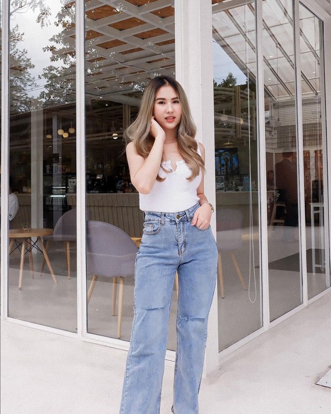 Wanita yang sering tampil dengan rambut dicat pirang ini juga seorang selebgram. Ia memiliki sekitar 27 ribu follower di Instagram. Foto: Instagram/@bskpia