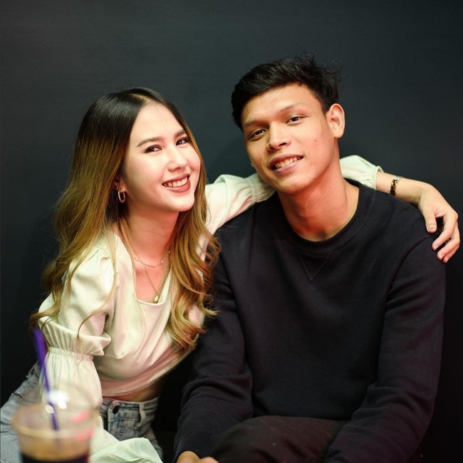 Memulai karier sejak usia 23 tahun, sosoknya mulai dikenal publik ditugaskan menjadi media officer timnas Thailand di Piala AFF 2018. Foto: Instagram/@bskpia