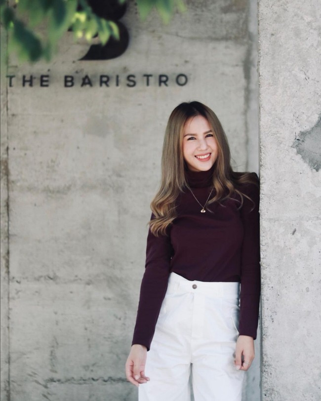 Berparas cantik dan stylish, Pia Butsakorn disebut-sebut sebagai jurnalis paling cantik di Thailand. Foto: Instagram/@bskpia