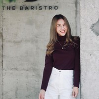 Berparas cantik dan stylish, Pia Butsakorn disebut-sebut sebagai jurnalis paling cantik di Thailand. Foto: Instagram/@bskpia