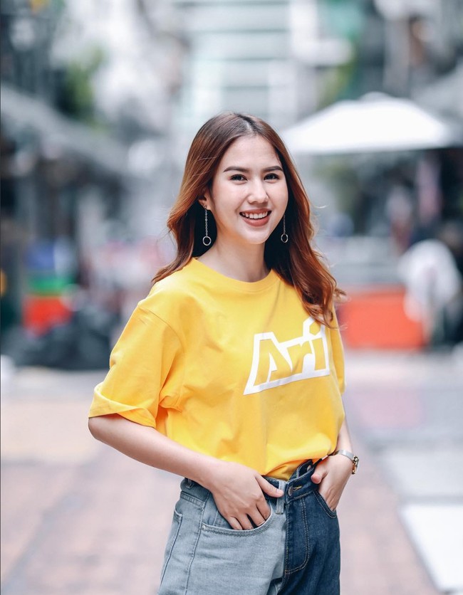 Selain jurnalis, Pia Butsakorn juga dikenal sebagai artis yang sedang kuliah jurusan film dan akting. Foto: Instagram/@bskpia