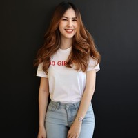 Pia Butsakorn merupakan Fakultas Seni Universitas Suan Sunanda Rajabhat yang kini berprofesi sebagai jurnalis. Foto: Instagram/@bskpia