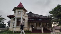 Selanjutnya ada Piknik Kopi Lembang yang menawarkan pengalaman ngopi unik dan menyenangkan buat traveler. Itu karena bangunan tempat ngopi dan nongkrong itu merupakan bangunan bersejarah dengan arsitektur khas zaman Belanda. (Whisnu Pradana/detikTravel)