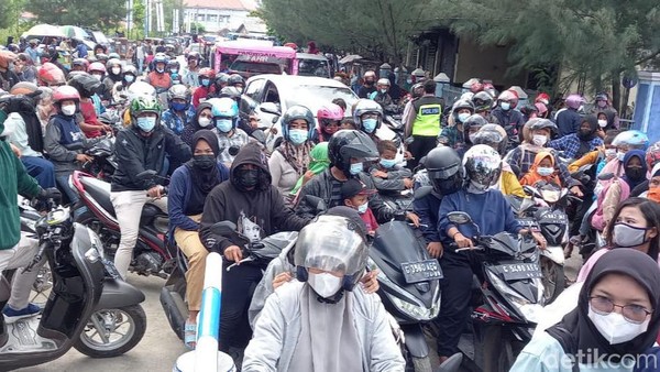 Kemacetan parah pun tak bisa dihindari. Antrean pengunjung tampak memenuhi Jalan Sangir. Jalanan ini pun sempat mengalami kemacetan sampai ke jalur pantura ujung Jalan Yos Sudarso Kota Tegal. (Imam Suripto/detikTravel) Kemacetan parah pun tak bisa dihindari. Antrean pengunjung tampak memenuhi Jalan Sangir. Jalanan ini pun sempat mengalami kemacetan sampai ke jalur pantura ujung Jalan Yos Sudarso Kota Tegal. (Imam Suripto/detikTravel)