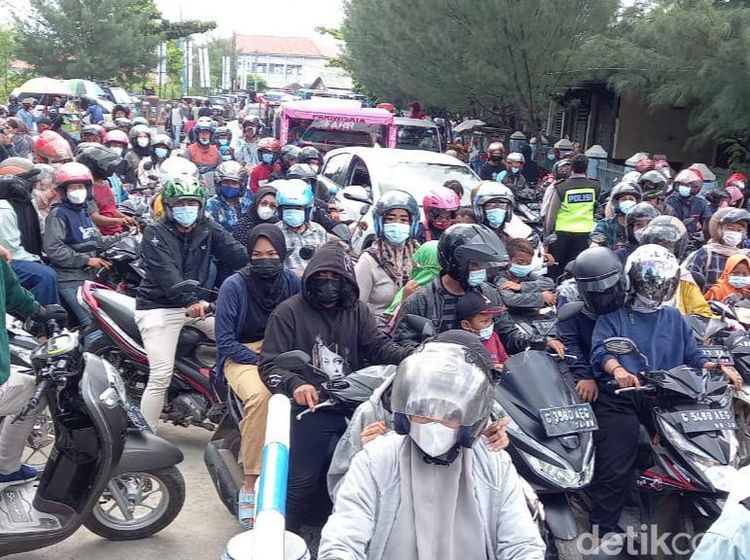 Pengunjung Serbu Pantai Alam Indah, Jalanan Kota Tegal Macet Parah