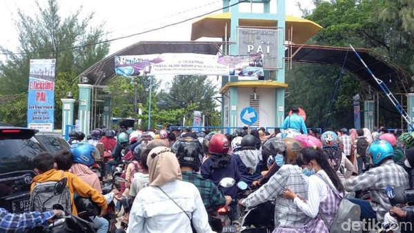 Hari Minggu (2/1) kemarin, pengunjung Obyek Wisata Pantai Alam Indah (PAI) Kota Tegal membludak. Para pengujung sampai harus berdesakan untuk antre membeli tiket masuk ke sana. (Imam Suripto/detikTravel) Hari Minggu (2/1) kemarin, pengunjung Obyek Wisata Pantai Alam Indah (PAI) Kota Tegal membludak. Para pengujung sampai harus berdesakan untuk antre membeli tiket masuk ke sana. (Imam Suripto/detikTravel)