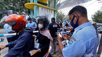 Sebagai langkah antisipasi, petugas menerapkan sistem buka tutup di akses masuk tempat wisata. Langkah itu diambil sebagai pencegahan terjadinya kerumunan dan terjadinya cluster penyebaran virus COVID-19. (Imam Suripto/detikTravel)