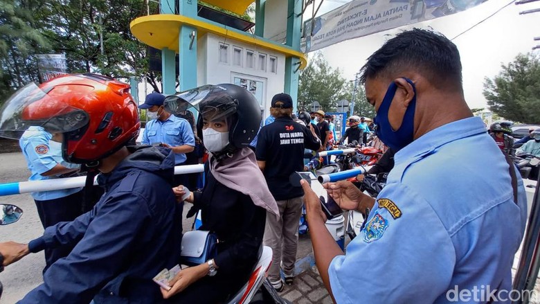 Pintu Masuk Wisata Pantai Kota Tegal Macet Pintu Masuk Wisata Pantai Kota Tegal macet parah