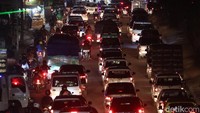 Kasat Lantas Polresta Bandung Kompol Rislam memimpin langsung pengaturan arus lalu lintas dari arah Nagreg menuju Cileunyi. Pihaknya menyiagakan puluhan anggota Satlantas Polresta Bandung disepanjang jalur tersebut.  