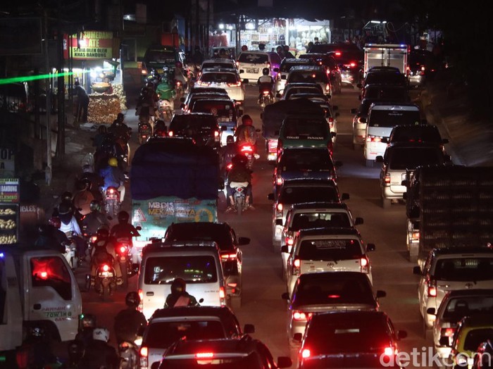 Pantauan detikcom, Minggu (2/1/2022) terjadi pelambatan arus lalu lintas saat kendaraan dari arah Garut keluar di Lingkar Barat Nagreg. Pelambatan itu terjadi karena ada bottle neck atau penyempitan jalur.