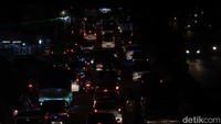Hingga Pukul 22.00 WIB, personil Satlantas Polresta Bandung masih melakukan pengaturan arus lalu lintas. Upaya tersebut terus dilakukan agar tidak terjadi kepadatan bahkan kemacetan di jalur tersebut.  