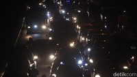 Tak hanya di Lingkar Barat Nagreg, pelambatan arus lalu lintas juga terjadi menuju pintu Tol Cileunyi. Terminal bayangan dan pembangunan Simpang Susun Cileunyi yang belum rampung juga menjadi salah satu hambatan di titik tersebut.  