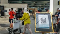 Pelaksana Tugas Sementara (PTS) General Manager, Bandara YIA, Agus Pandu Purnama saat ditemui wartawan di Kawasan Bandara YIA, Minggu (2/1/2022), mengatakan dari sekitar 7.000 an penumpang itu, kebanyakan adalah penumpang yang hendak bertolak dari YIA.  