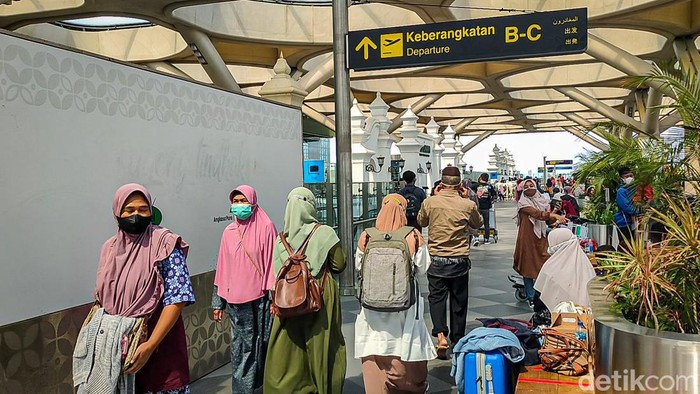 Terjadi kepadatan penumpang di Bandara Yogyakarta International Airport (YIA), Temon, Kulon Progo, DIY pada puncak libur Natal 2021 dan Tahun Baru 2022 (Nataru) yang diprediksi jatuh hari ini, Minggu (2/1/2022).