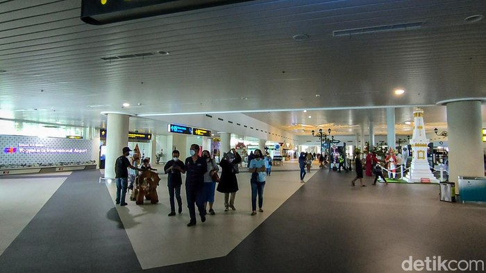 Puncak Libur Nataru, Begini Kondisi Bandara YIA Kulon Progo Terjadi kepadatan penumpang di Bandara Yogyakarta International Airport (YIA), Temon, Kulon Progo, DIY pada puncak libur Natal 2021 dan Tahun Baru 2022 (Nataru) yang diprediksi jatuh hari ini, Minggu (2/1/2022).