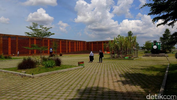 Rehat Sejenak Sambil Wisata Heritage di Rest Area Bekas Pabrik Gula Bagi pelintas Tol Trans Jawa di ruas tol Pejagan-Pemalang, Jawa Tengah, arah Jakarta, tentu akan melihat pemandangan Rest Area KM 260B Banjaratma yang bernilai sejarah ini.
Rest Area KM 260B Banjaratma ini aslinya adalah bangunan bekas pabrik gula yang di kreasi dan fungsikan untuk menjadi bernilai guna atas inovasi serta sinergi dari BUMN.