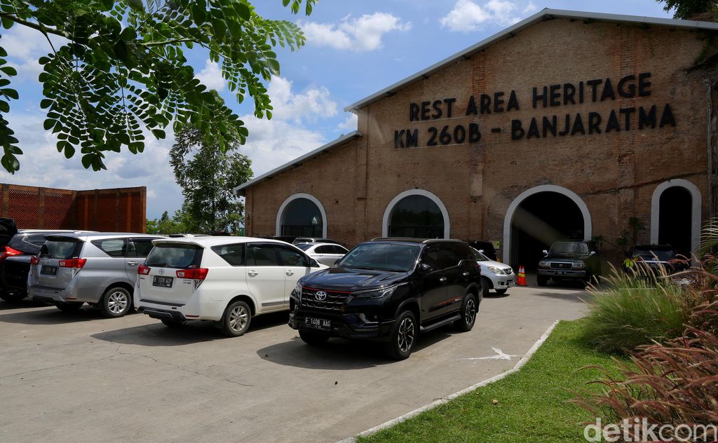 Bagi pelintas Tol Trans Jawa di ruas tol Pejagan-Pemalang, Jawa Tengah, arah Jakarta, tentu akan melihat pemandangan Rest Area KM 260B Banjaratma yang bernilai sejarah ini.Rest Area KM 260B Banjaratma ini aslinya adalah bangunan bekas pabrik gula yang di kreasi dan fungsikan untuk menjadi bernilai guna atas inovasi serta sinergi dari BUMN.