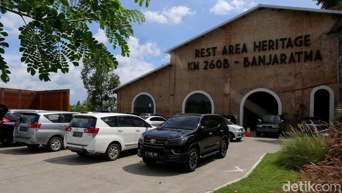 Rehat Sejenak Sambil Wisata Heritage di Rest Area Bekas Pabrik Gula Bagi pelintas Tol Trans Jawa di ruas tol Pejagan-Pemalang, Jawa Tengah, arah Jakarta, tentu akan melihat pemandangan Rest Area KM 260B Banjaratma yang bernilai sejarah ini.
Rest Area KM 260B Banjaratma ini aslinya adalah bangunan bekas pabrik gula yang di kreasi dan fungsikan untuk menjadi bernilai guna atas inovasi serta sinergi dari BUMN.