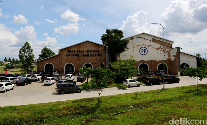 Bagi pelintas Tol Trans Jawa di ruas tol Pejagan-Pemalang, Jawa Tengah, arah Jakarta, tentu akan melihat pemandangan Rest Area KM 260B Banjaratma yang bernilai sejarah ini.

Rest Area KM 260B Banjaratma ini aslinya adalah bangunan bekas pabrik gula yang di kreasi dan fungsikan untuk menjadi bernilai guna atas inovasi serta sinergi dari BUMN.