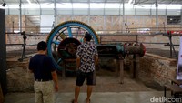 Ada juga Roda dari mesin penggiling tebu asli yang masih tetap dipertahankan untuk menambah nuansa artistik di kawasan rest area tersebut.
