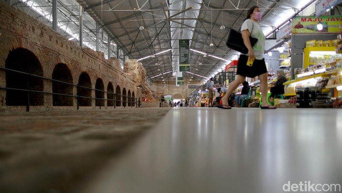 Rehat Sejenak Sambil Wisata Heritage di Rest Area Bekas Pabrik Gula Bagi pelintas Tol Trans Jawa di ruas tol Pejagan-Pemalang, Jawa Tengah, arah Jakarta, tentu akan melihat pemandangan Rest Area KM 260B Banjaratma yang bernilai sejarah ini.
Rest Area KM 260B Banjaratma ini aslinya adalah bangunan bekas pabrik gula yang di kreasi dan fungsikan untuk menjadi bernilai guna atas inovasi serta sinergi dari BUMN.