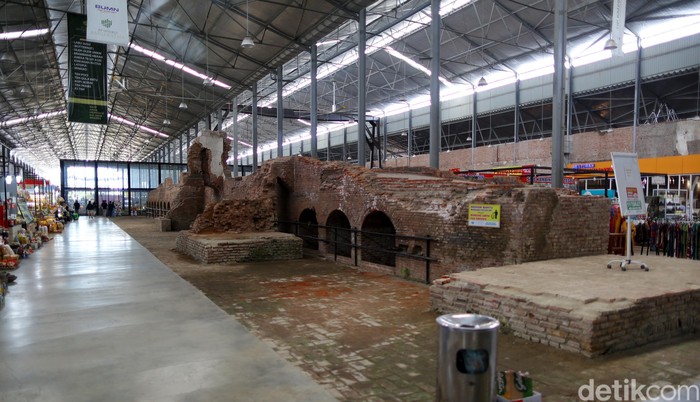 Bagi pelintas Tol Trans Jawa di ruas tol Pejagan-Pemalang, Jawa Tengah, arah Jakarta, tentu akan melihat pemandangan Rest Area KM 260B Banjaratma yang bernilai sejarah ini.

Rest Area KM 260B Banjaratma ini aslinya adalah bangunan bekas pabrik gula yang di kreasi dan fungsikan untuk menjadi bernilai guna atas inovasi serta sinergi dari BUMN.