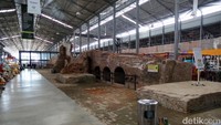 Di tengah bangunan utama juga kita akan menjumpai konstruksi unik dari batu bata yang dulunya berfungsi sebagai tempat mesin uap, sebagai tungku pengolahan gula di pabrik tersebut. Semua masih asli dan dipertahankan hingga kini.