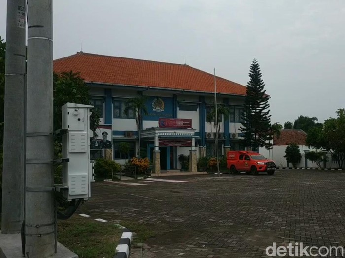 Deteni asal Palestina kabur dari Rudenim Surabaya di Desa Raci, Kecamatan Bangil, Kabupaten Pasuruan. Ia sempat duel dengan petugas sebelum kabur menabrak gerbang dengan mobil.