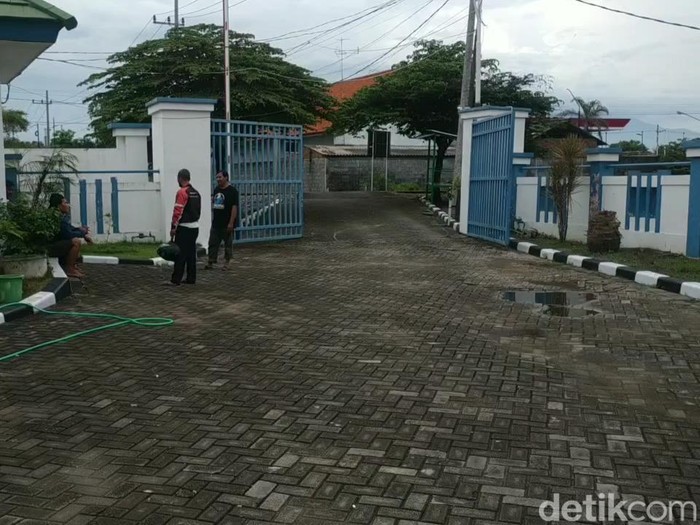 Seorang deteni Rudenim Surabaya di Desa Raci, Kecamatan Bangil, Kabupaten Pasuruan kabur dengan menabrak gerbang menggunakan mobil. Deteni itu warga negara (WN) Palestina.