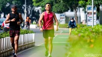 Ada juga warga yang mengisi waktu akhir pekan dengan berlari. 