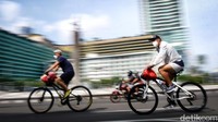 Segala jenis pesepeda bercampur di Jalan Sudirman. 