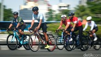 Sebagian besar warga memanfaatkan libur awal tahun 2022 ini dengan bersepeda, baik secara berkelompok atau individu. 