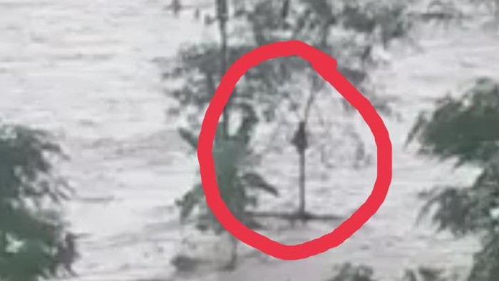 Seorang pria hilang terseret banjir bandang di Sungai Polaga, Pemalang, Sabtu (1/1/2022).