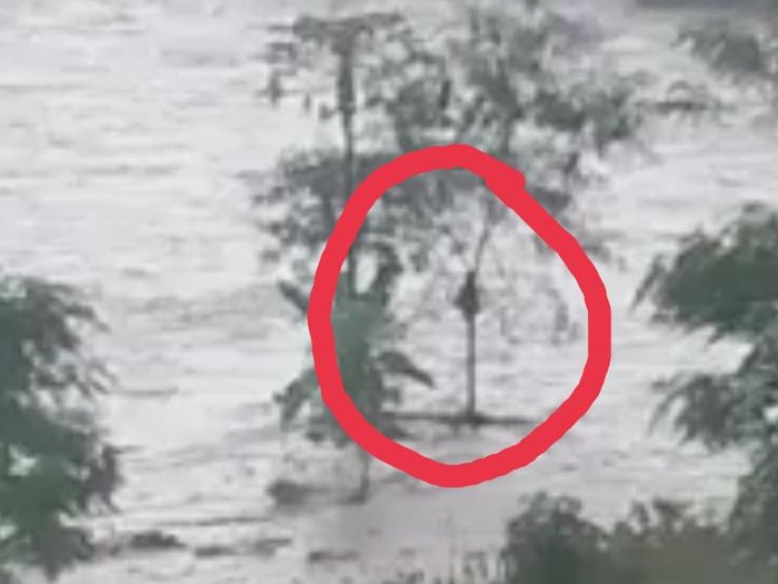 Seorang pria hilang terseret banjir bandang di Sungai Polaga, Pemalang, Sabtu (1/1/2022).